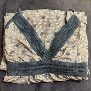 Chic Geometric Print Top with Lace Detail